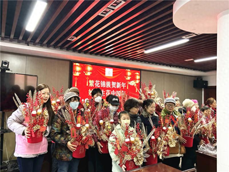 扬子第三社区妇联竟搞这么棒的活动!你知道吗?繁花锦簇贺新年手工做年宵花啦!