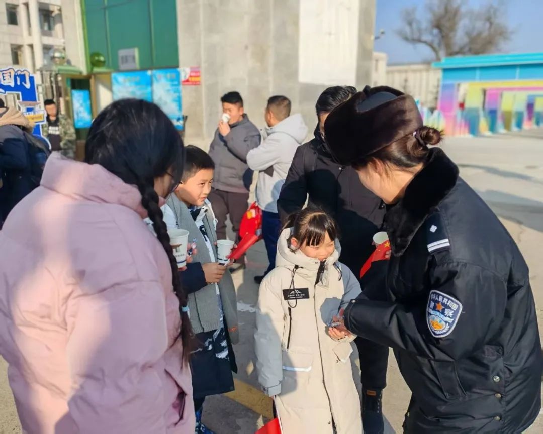 图们国门开展普法活动! 提升游客法律意识?  第2张