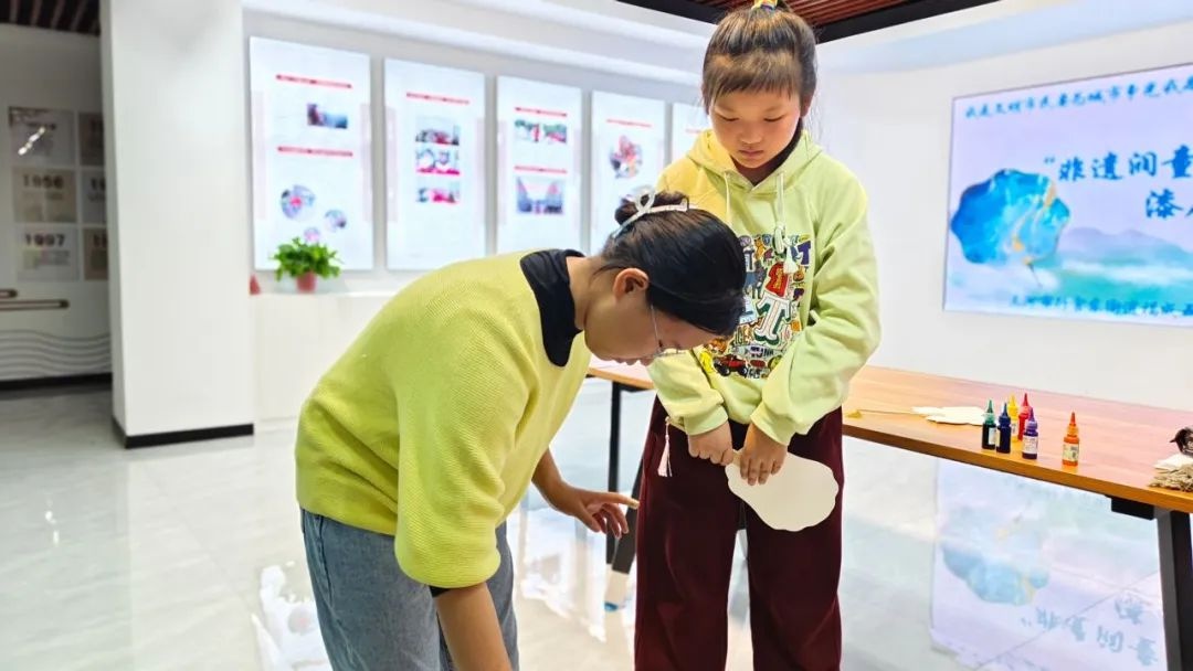 弘扬非遗文化，漆扇制作活动为何吸引青少年?热烈非凡的背后!  第2张