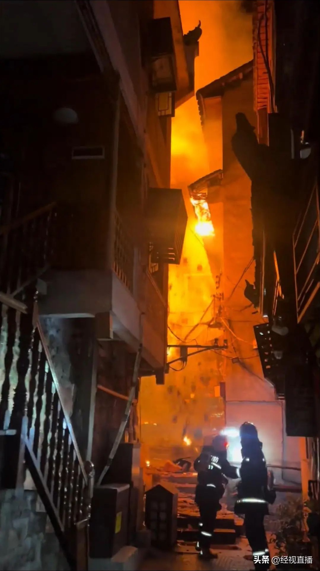 凤凰古城建筑起火游客逃生，两人未跑出，原因何在?!  第2张