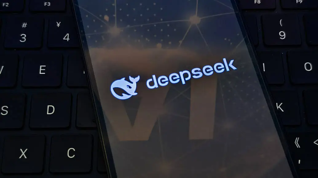 DeepSeek春节爆火日活猛增！它能否稳住‘泼天富贵’?  第1张