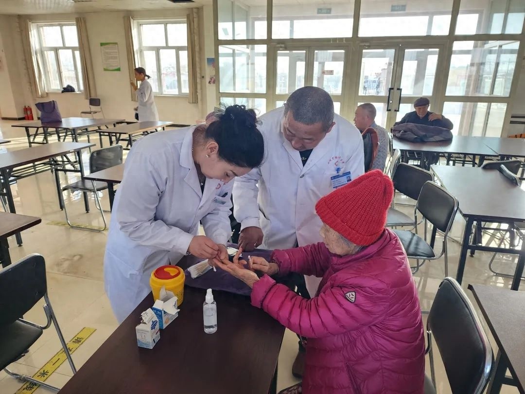 温泉县安格里格镇卫生院送健康到村，你家的健康守护者来了吗？  第1张