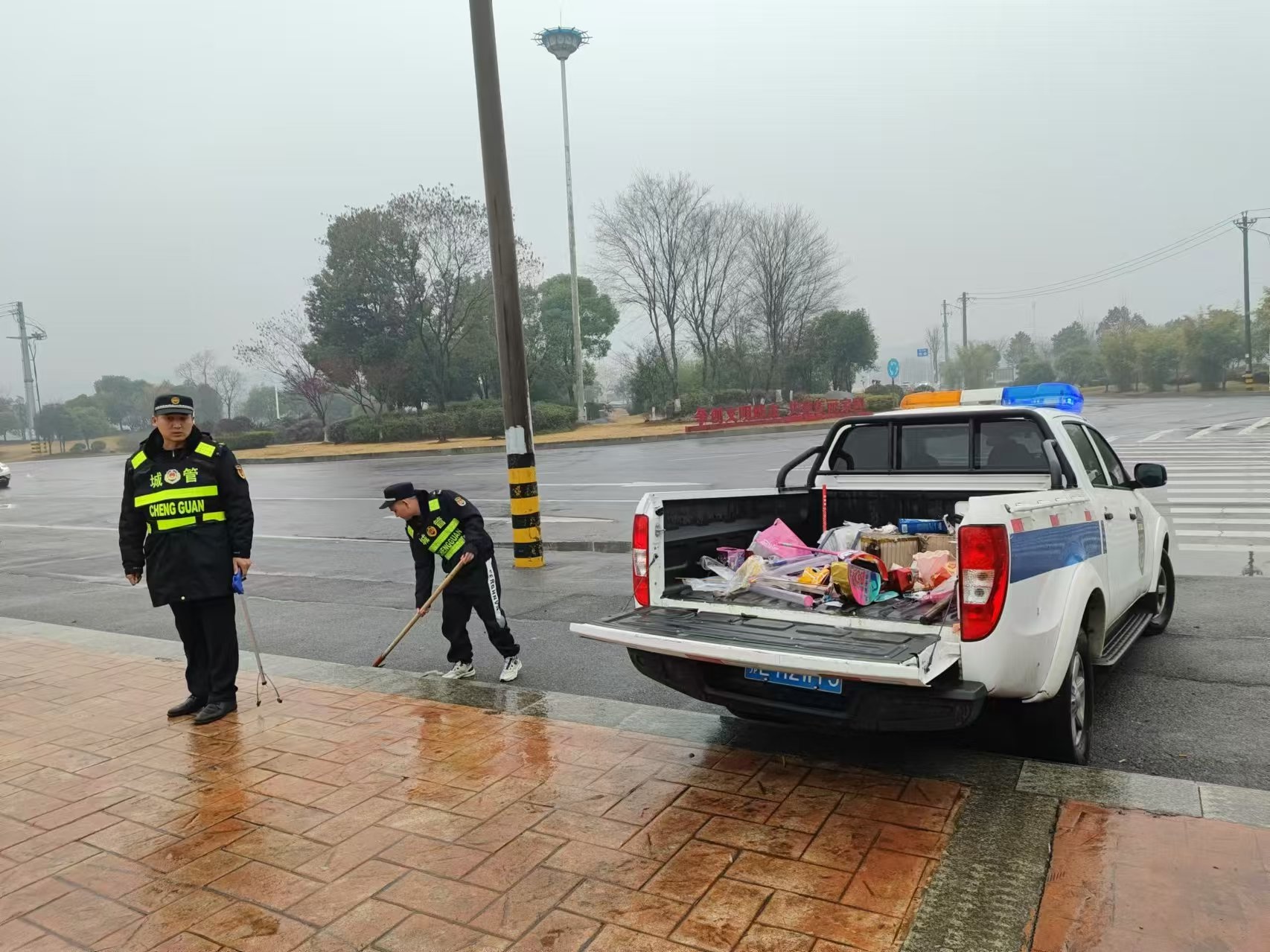 春节期间，他们为何坚守岗位？咸安区城市管理执法局的默默付出，你注意到了吗？  第2张