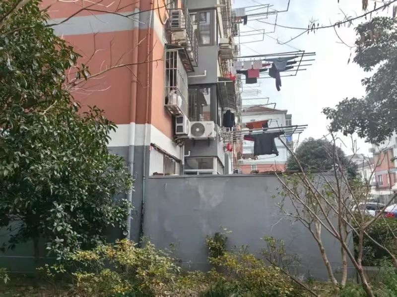 一楼居民误把天井当自家随意搭建，松江城管火速出击拆除！违法必纠  第3张