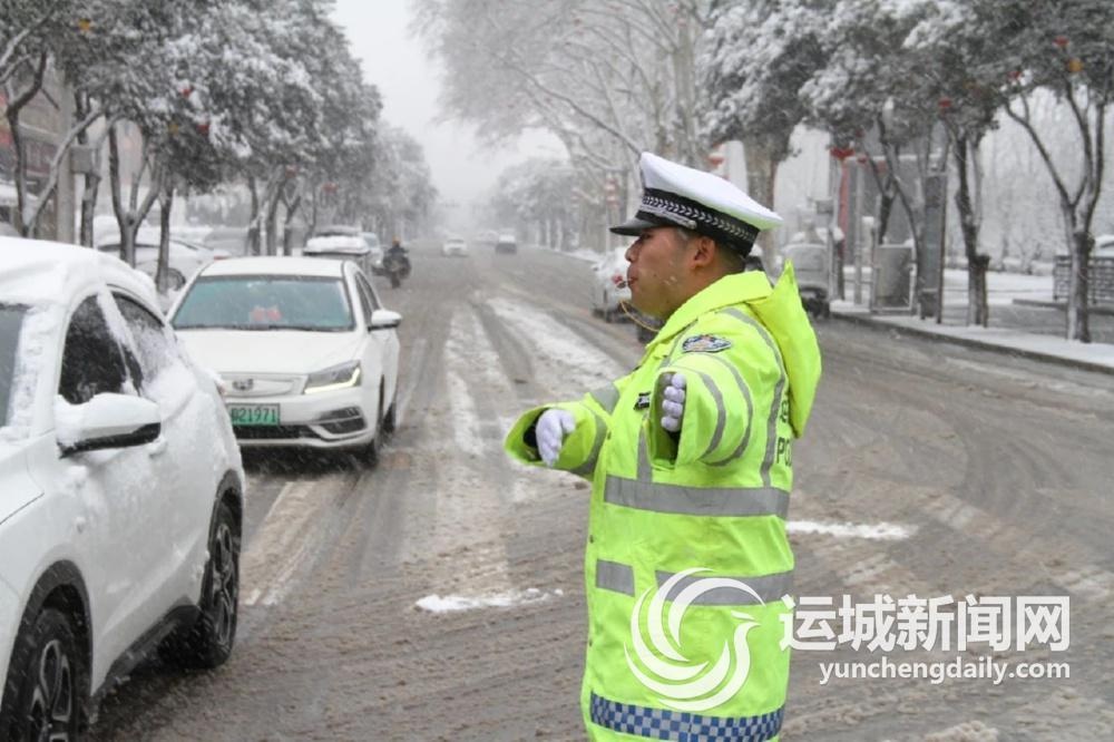 春雪突袭运城，交警如何化身温暖路标守护市民安全？  第2张
