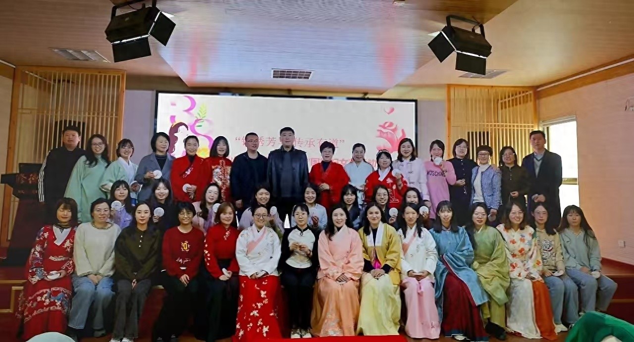 汉服体验+文化传承，这个妇女节她们竟然这样过  第1张