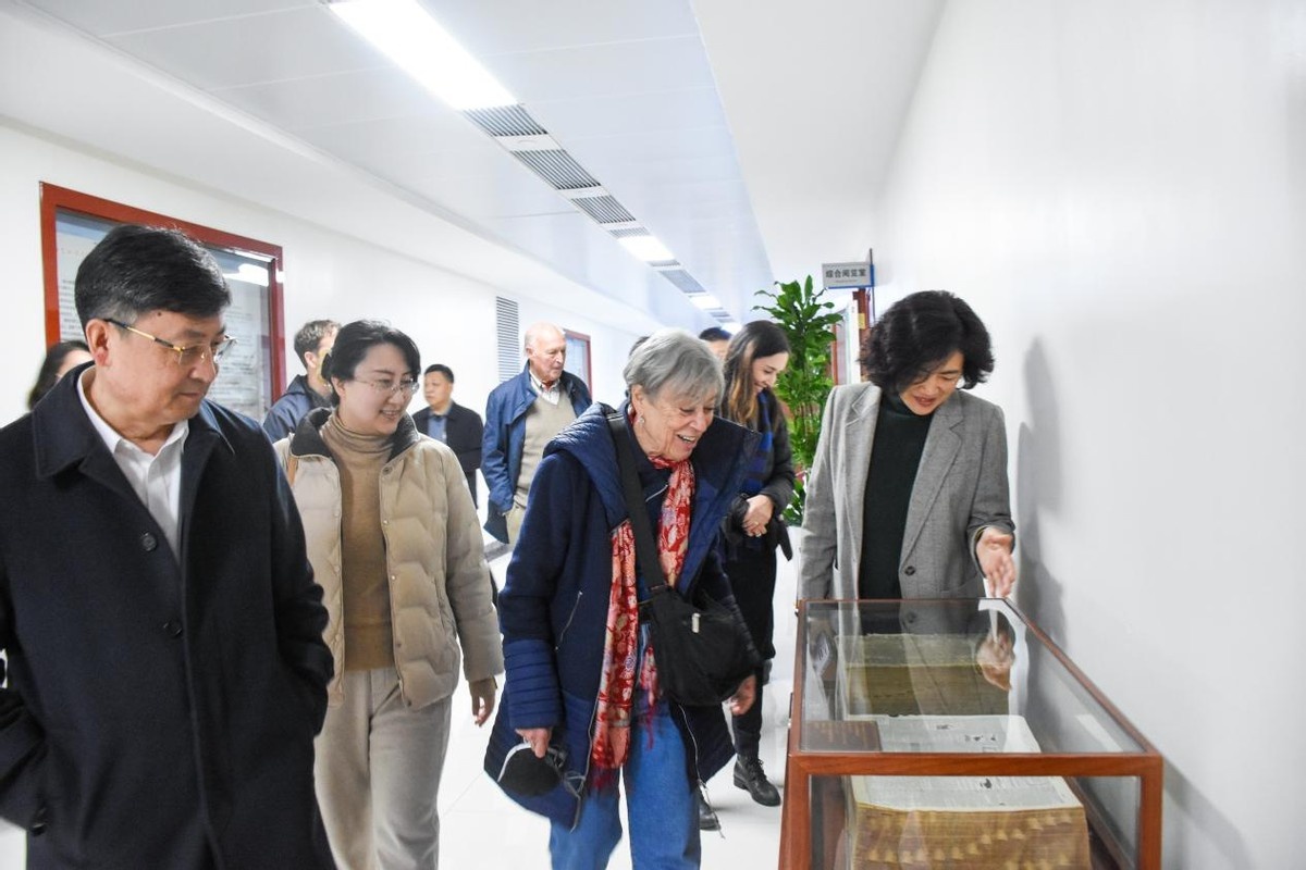 百年医院迎来特殊访客！狄轹家族三代人重返烟台毓璜顶，寻根之旅令人动容  第3张