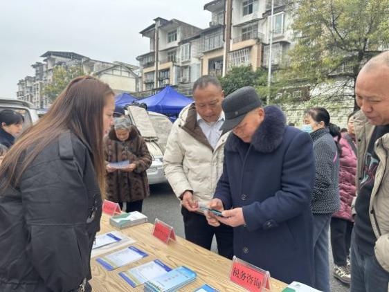 不动产登记暂行条例十周年，都江堰市不动产登记中心为何将办公桌搬进青城山镇？  第2张