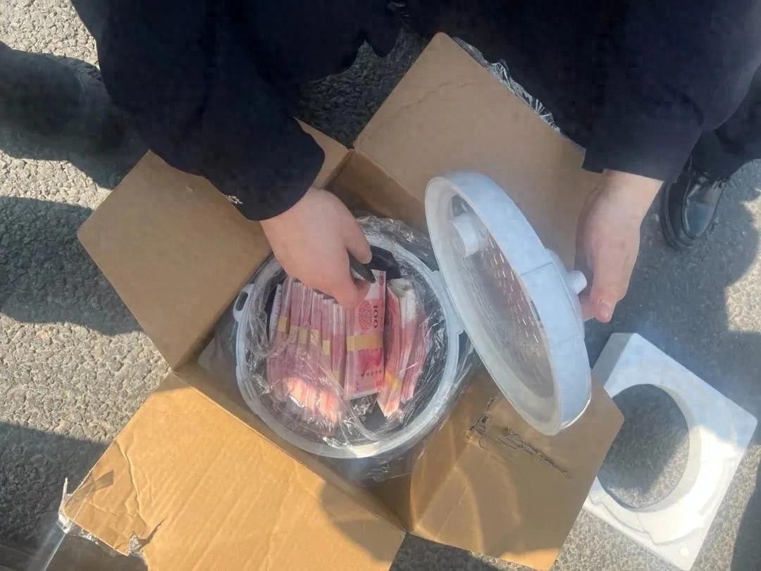 大姐电饭煲藏8万现金，为何情绪激动拒查？真相令人