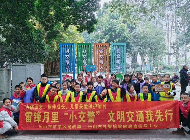雷锋月里‘小交警’如何用行动温暖街头？孩子们的文明之旅感动人心
