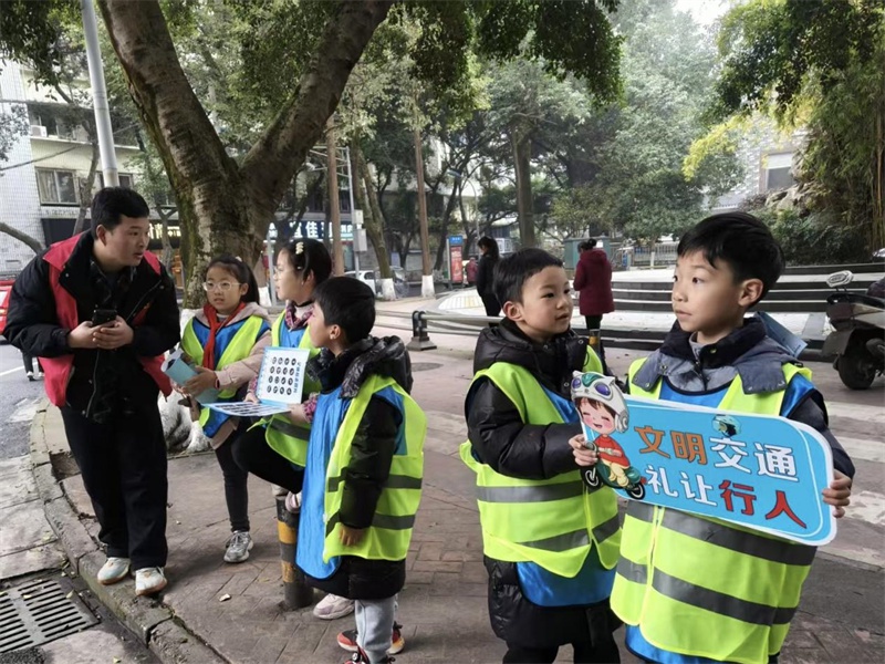 雷锋月里‘小交警’如何用行动温暖街头？孩子们的文明之旅感动人心  第2张