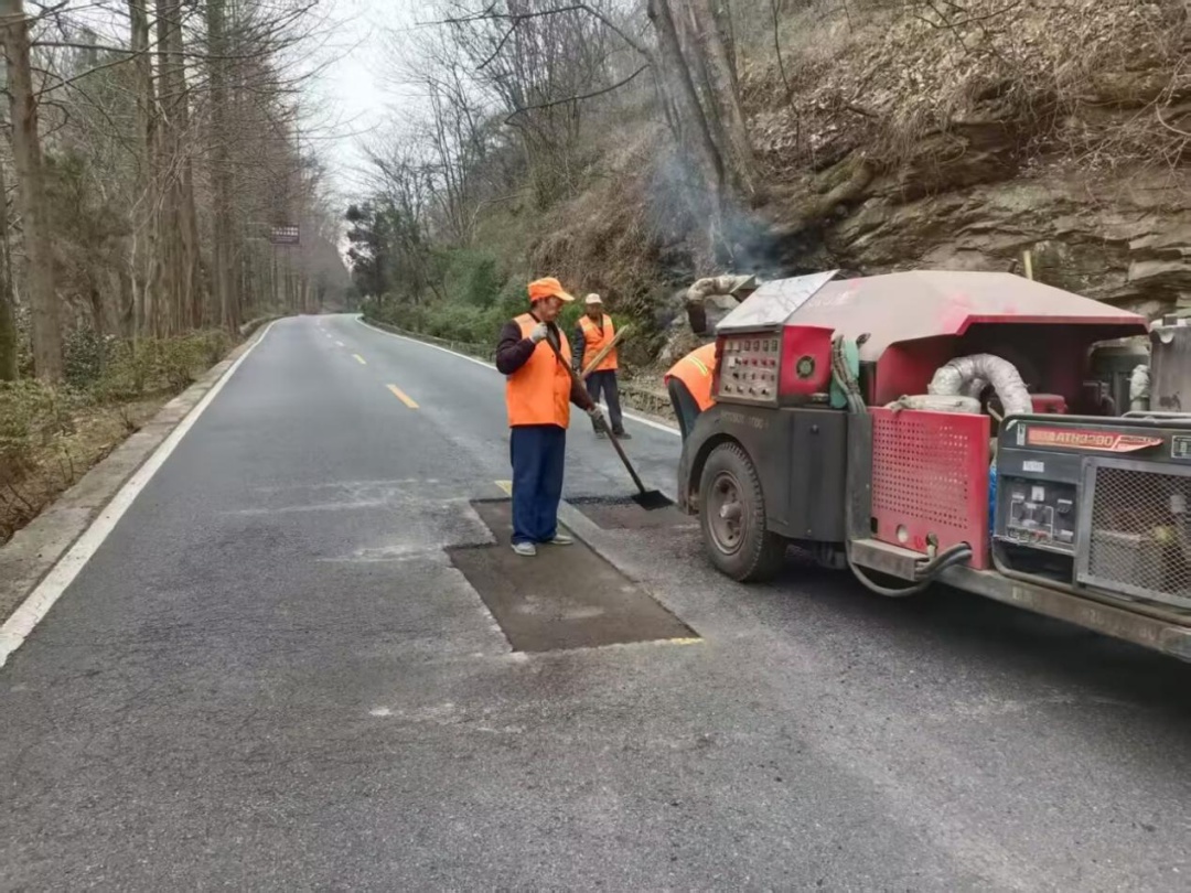 十堰市公路春养热潮掀起！你注意到路面的巨大变化了吗？  第2张