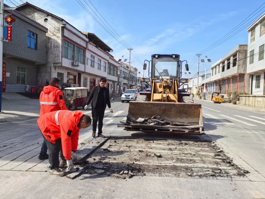 十堰市公路春养热潮掀起！你注意到路面的巨大变化了吗？  第3张