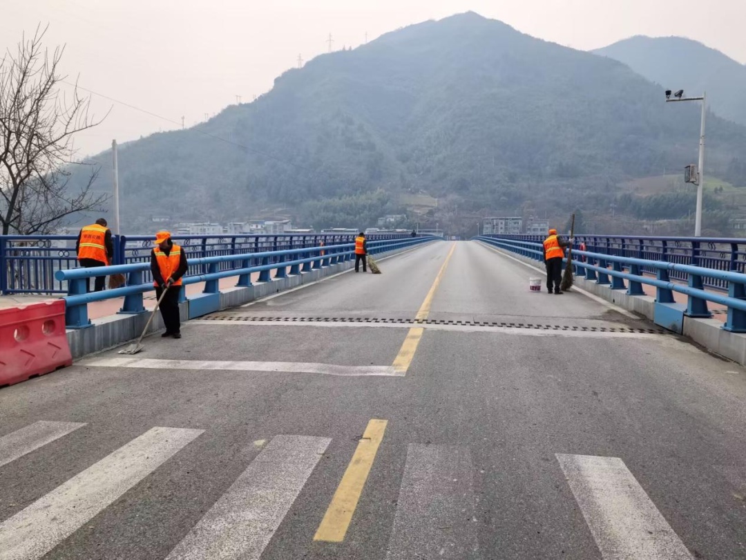 十堰市公路春养热潮掀起！你注意到路面的巨大变化了吗？  第4张