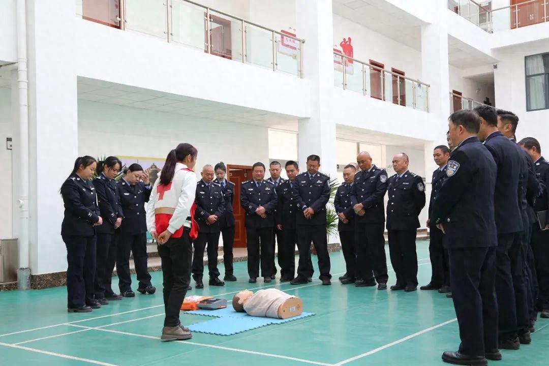 姚安县公安局民警应急救护培训大揭秘！你也能成为急救高手吗？