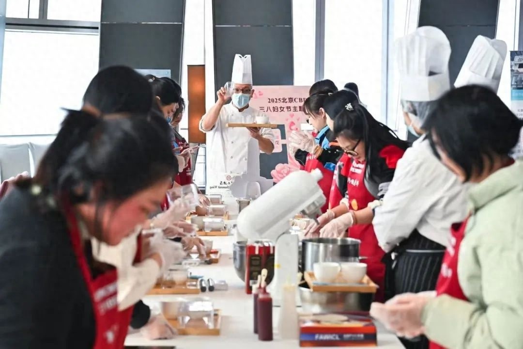 女骑手变身甜品大师！三八妇女节她们如何绽放新力量？