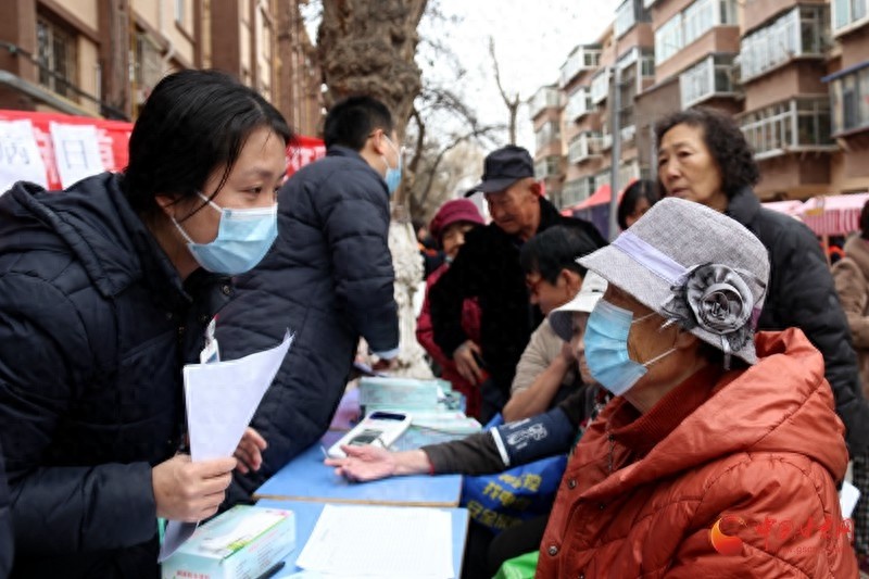 甘肃青年志愿者如何用雷锋精神点燃社区温暖？300余人共筑爱心甘肃