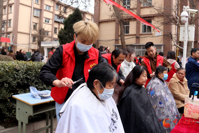 甘肃青年志愿者如何用雷锋精神点燃社区温暖？300余人共筑爱心甘肃  第2张