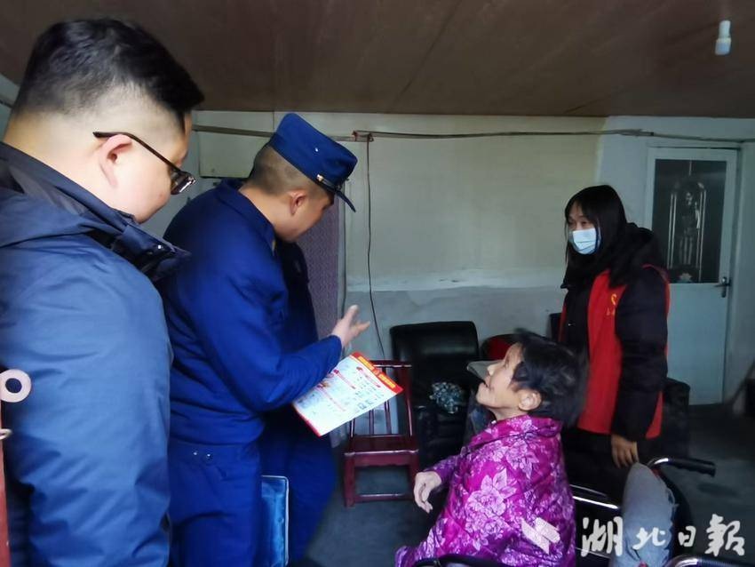 消防员变身城市美容师，他们如何用行动诠释新时代雷锋精神？  第3张