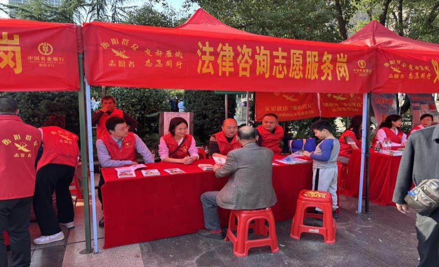 普法现场惊现错别字，群众哗然！这究竟是谁的责任？  第2张