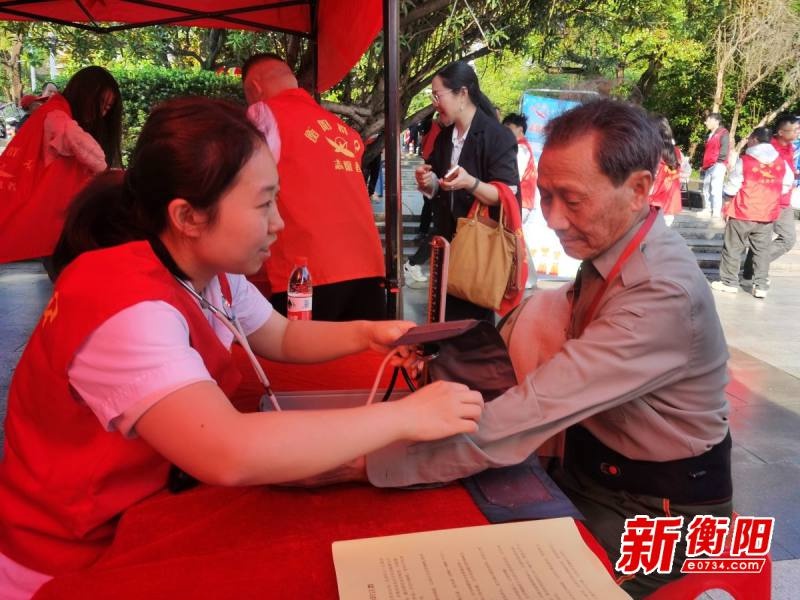 衡阳市中心医院如何用专业服务践行雷锋精神？健康守护团带来春日健康关怀  第2张