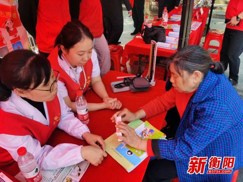 衡阳市中心医院如何用专业服务践行雷锋精神？健康守护团带来春日健康关怀  第3张