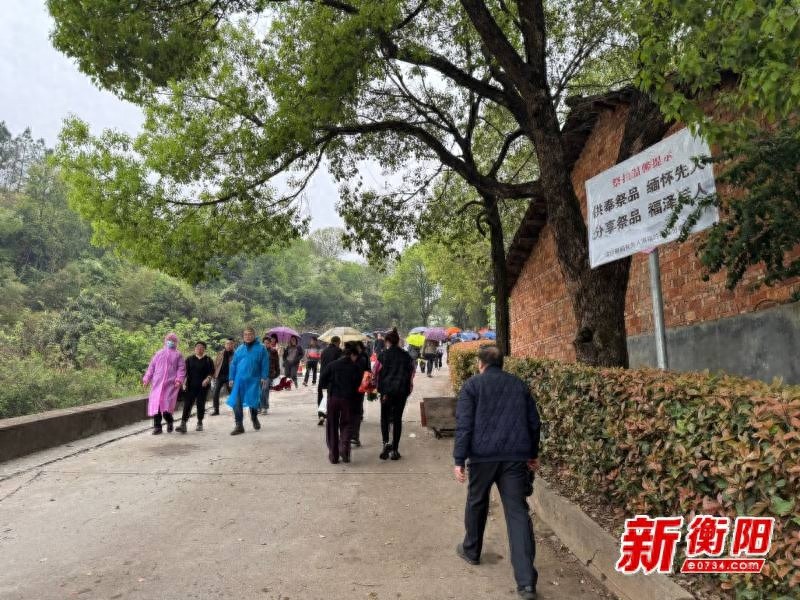 华厦陵园清明客流近8万! 如何保障安全有序?