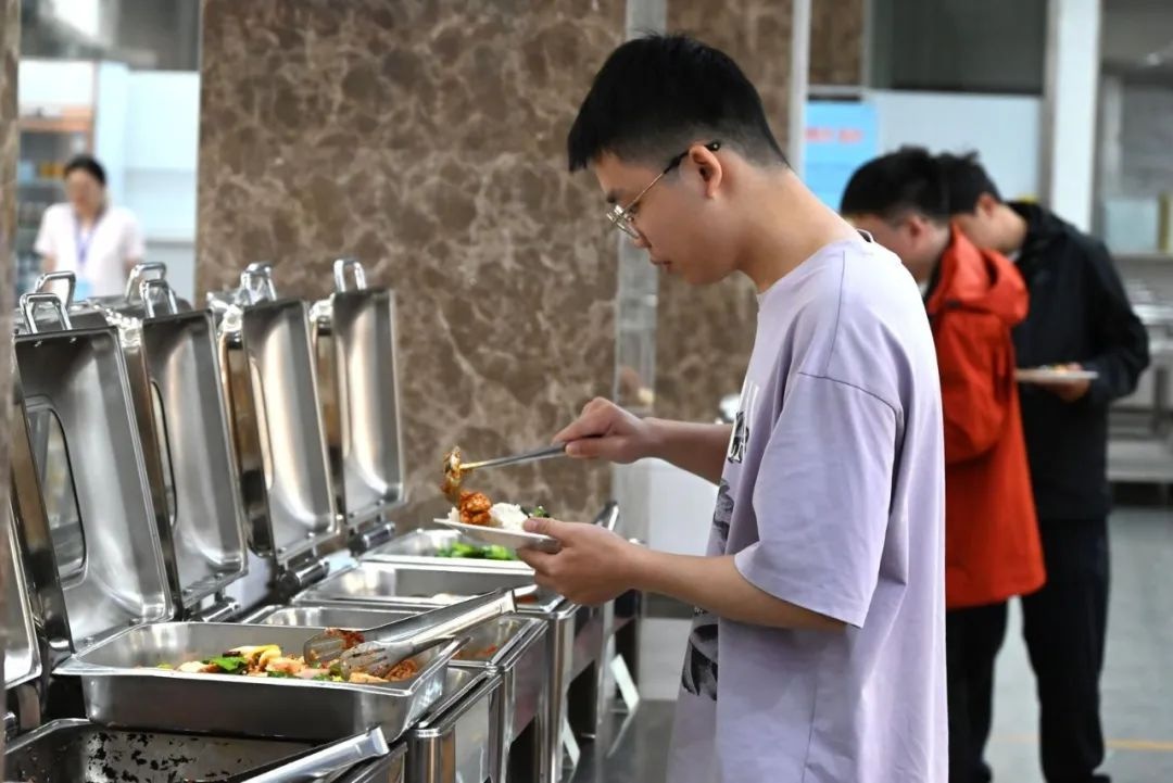 五一假期！敦煌市市直机关食堂凭啥成新晋网红打卡点？  第7张