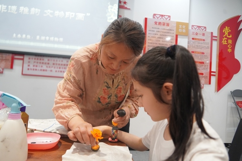 五一假期巢湖市博物馆内，亲子家庭体验拓印千年文物，啥感觉？  第2张