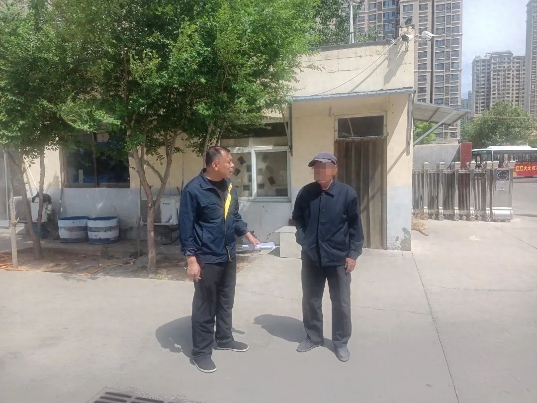 五一假期石家庄公交暖心一幕！老人迷路工作人员相助，你感动了吗？