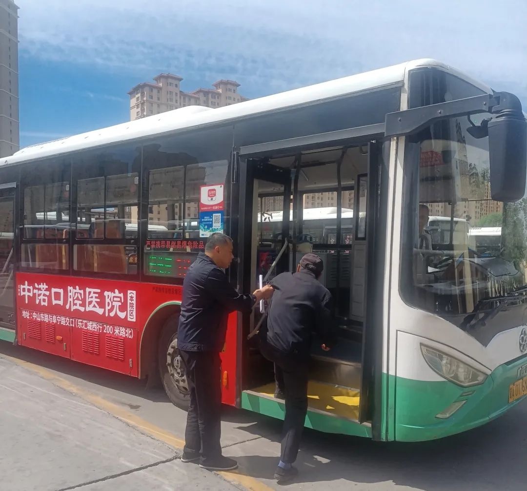 五一假期石家庄公交暖心一幕！老人迷路工作人员相助，你感动了吗？  第2张