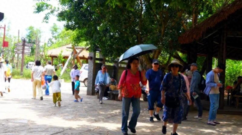 五一丘北县普者黑景区迎旅游小高峰！游客体验有多精彩？
