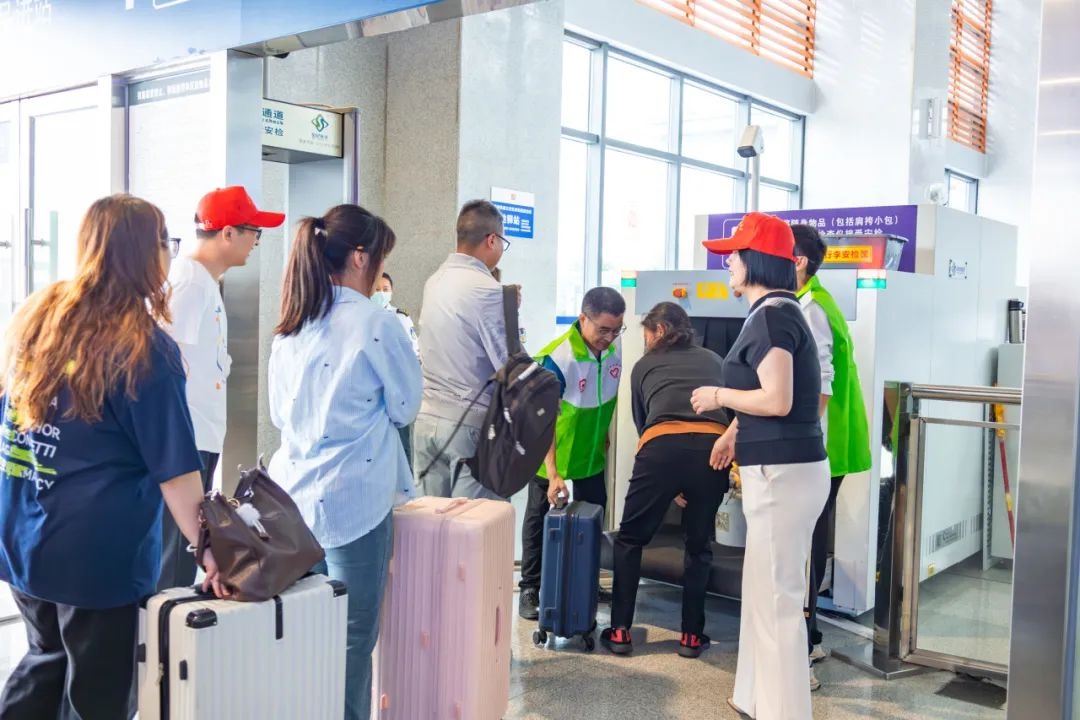 五一返程高峰！志愿者坚守岗位贴心服务，你可曾遇见？  第2张