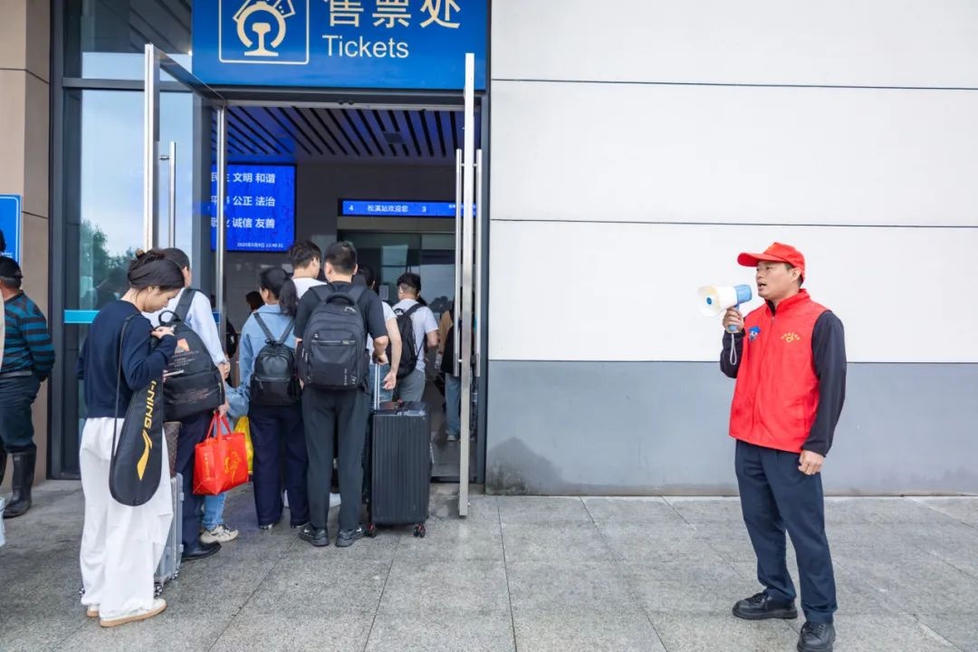 五一返程高峰！志愿者坚守岗位贴心服务，你可曾遇见？  第3张
