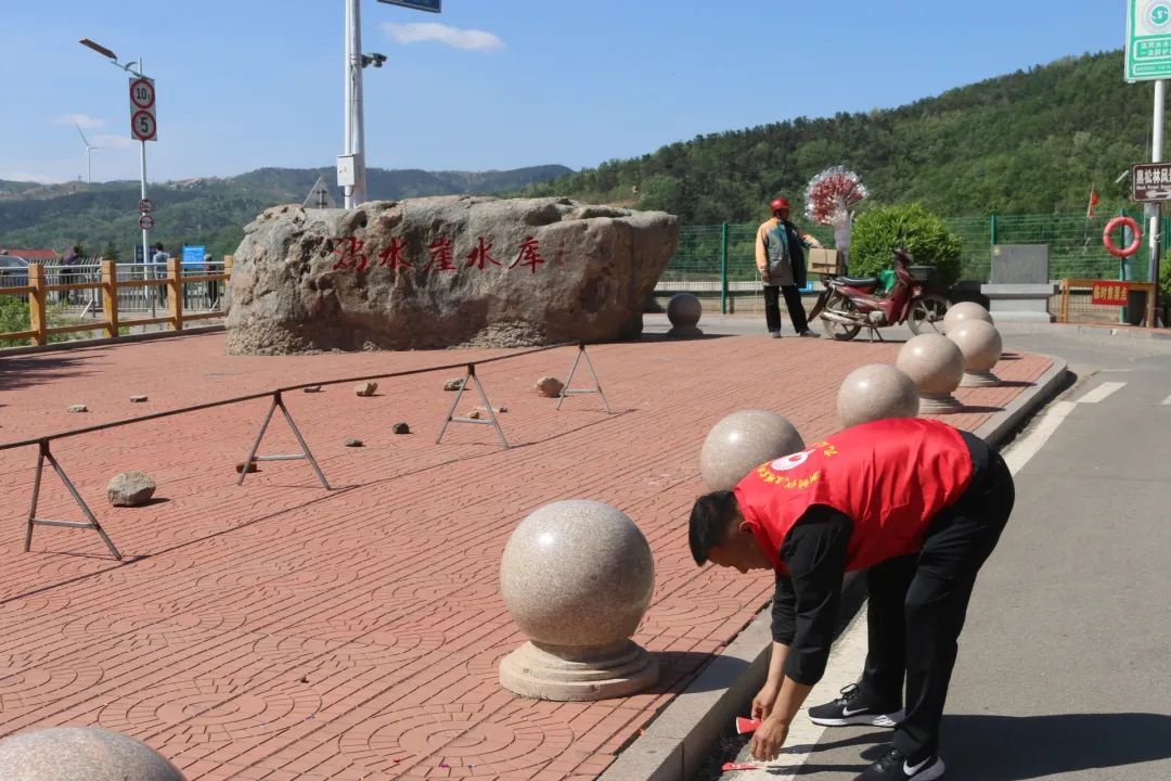 五一假期九山镇志愿红闪耀！单日3000余人游淌水崖，咋做到的？  第4张