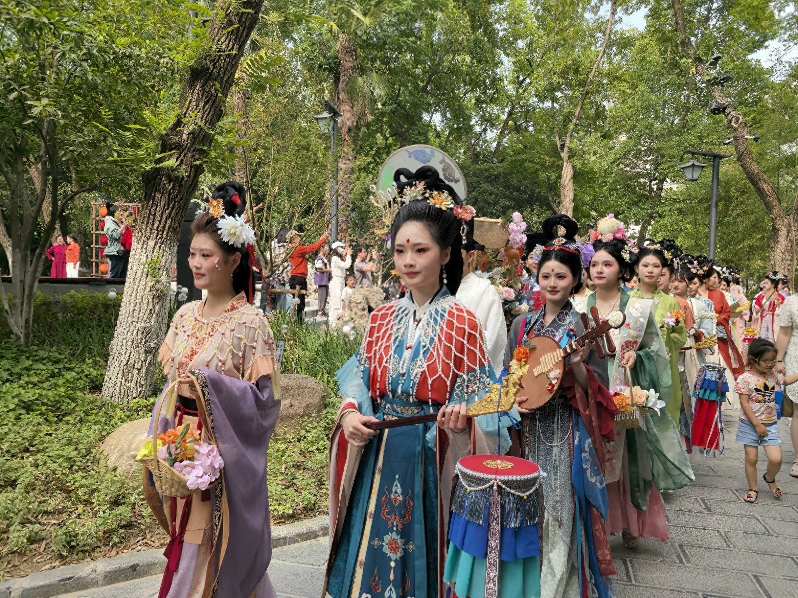 五一合肥包公园汉服嘉年华火爆！你难道不想穿越千年感受宋风雅韵？