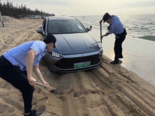 游客汽车被困沙滩近一小时！民警紧急救援，结局令人暖心？