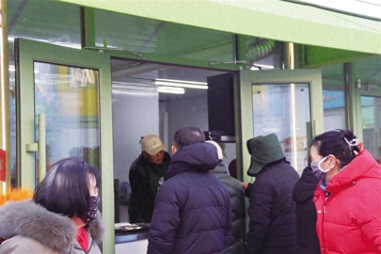 家门口的新鲜草莓上市！赛罕区前达门便民市场为何如此火爆？