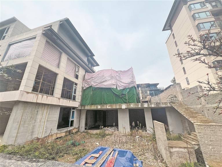 未来方舟别墅违建风波：五六百平方米违建为何迟迟未处理？居民权益谁来保障  第2张