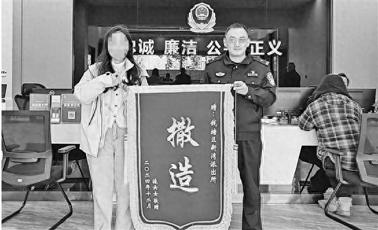 价值万元的相机丢失，民警如何帮施女士找回？这面锦旗背后的故事太暖心  第1张