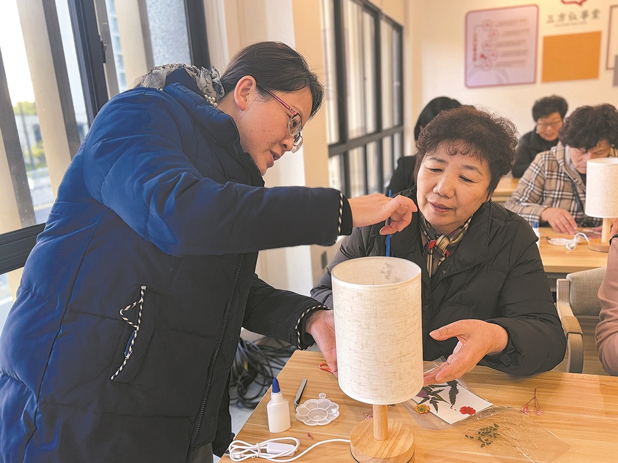 78岁葛阿婆亲手制作压花台灯，传统手工艺的魅力你体验过吗？  第2张