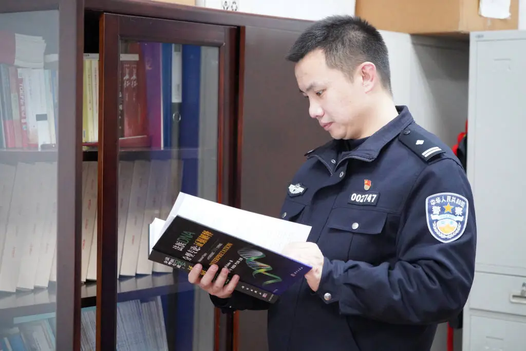 11年破案2000多起，46起命案积案告破！杨帆如何让物证‘说话’？  第3张