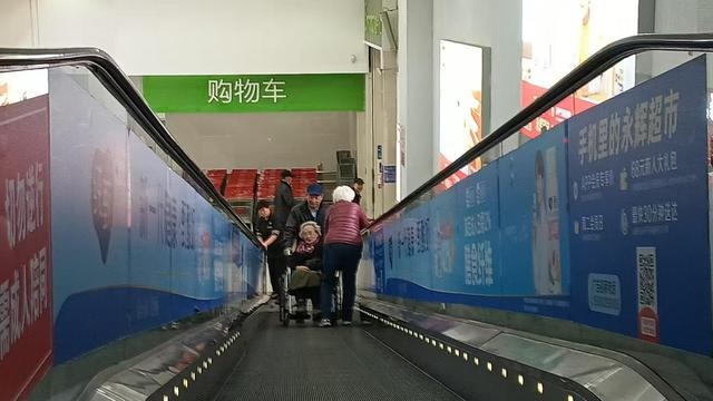 老人康养生活遇阻，社区无障碍环境何时能改善？  第2张