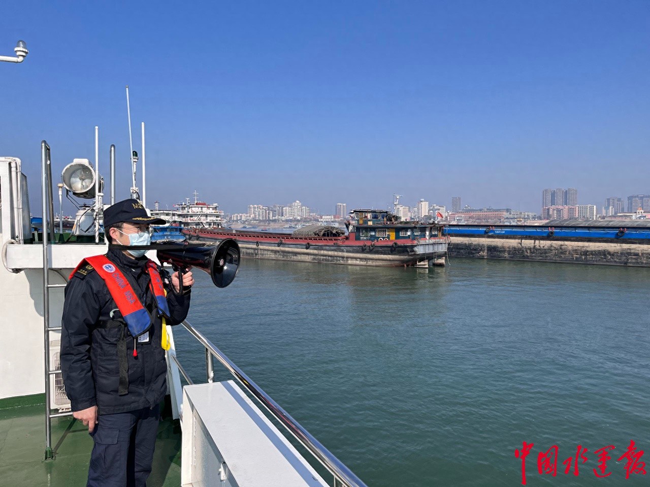 2025年长江荆州段惊现浓雾！海事局如何确保船舶安全通行？  第1张