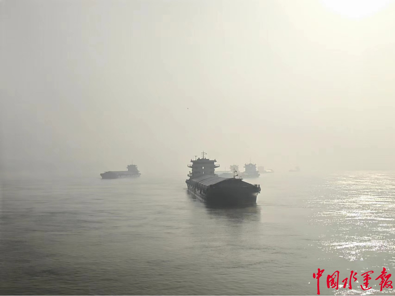 2025年长江荆州段惊现浓雾！海事局如何确保船舶安全通行？  第3张