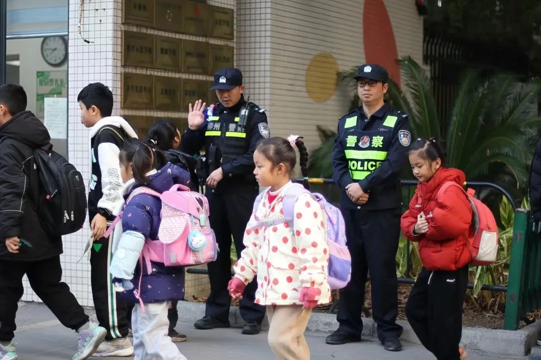 44只警犬夜巡柳州，孩子的上学路真的安全了吗？  第2张