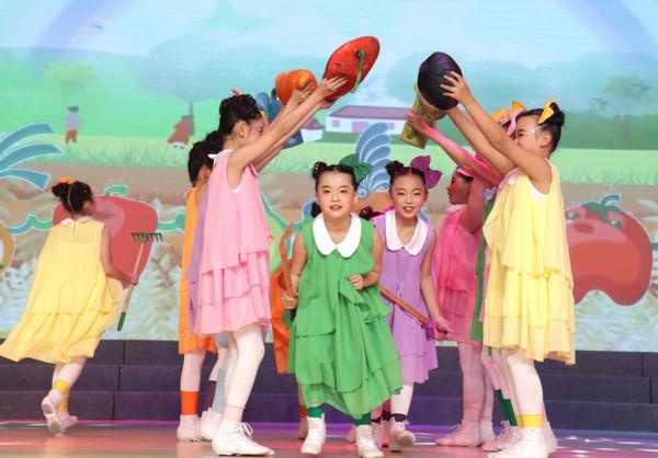 孩子们如何用舞蹈诠释‘劳动最光荣’？合肥市虹桥小学的精彩表演不容错过  第2张