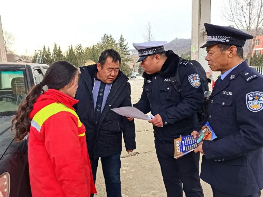 子长交警背起警务背包，马路教室开课啦！你的交通安全意识够强吗？
