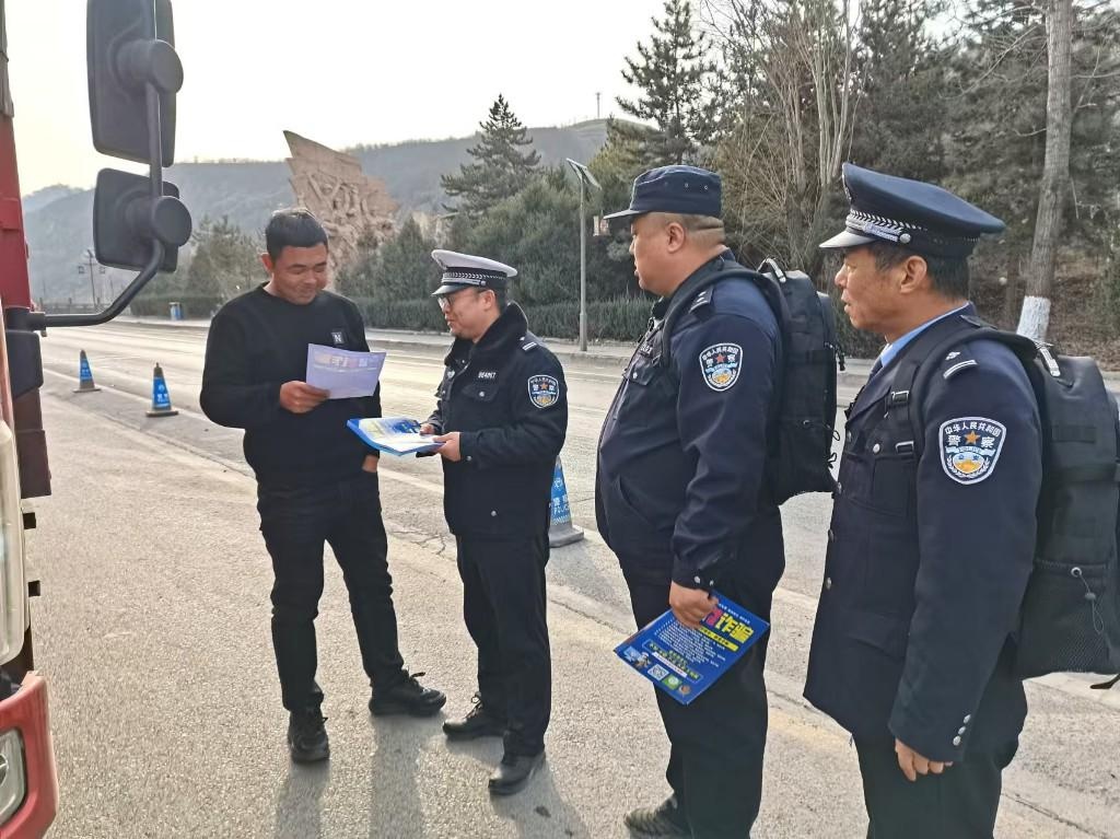 子长交警背起警务背包，马路教室开课啦！你的交通安全意识够强吗？  第2张