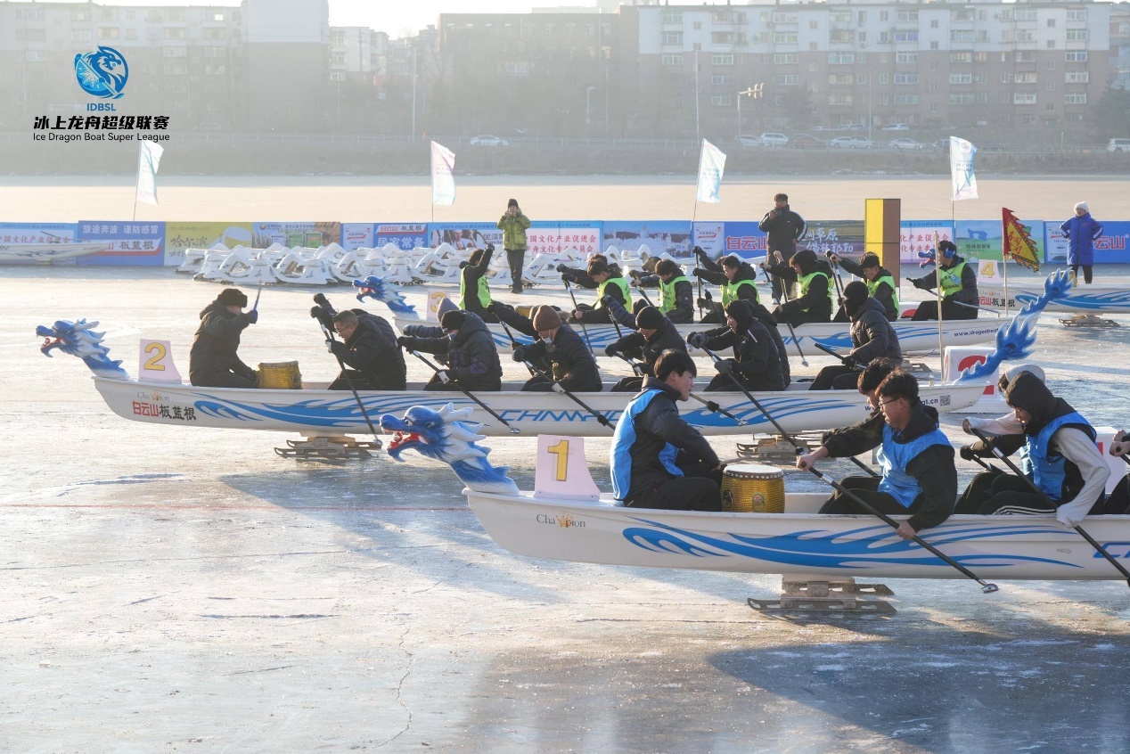 2025年冰上龙舟超级联赛抚顺站打响!500名选手激战浑河,谁能问鼎冠军? 第1张 2025年冰上龙舟超级联赛抚顺站打响!500名选手激战浑河,谁能问鼎冠军? 第1张